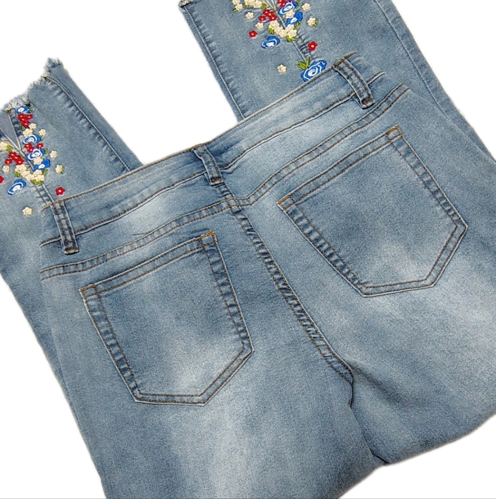 NWT A.Z.I. Embroidered Flower Jeans Light Wash Women's 8 Bohemian Boho Blooming - Picture 8 of 11
